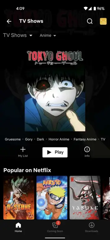 Menikmati Anime di Ponsel Android Gambar seseorang menonton anime di ponsel android