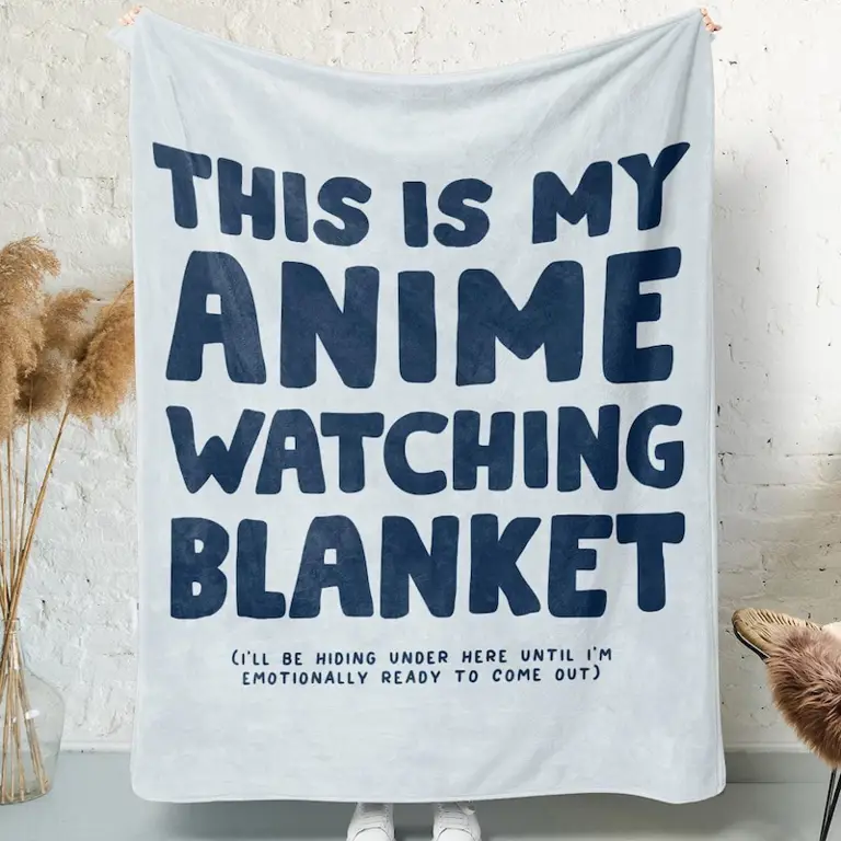 Kepuasan Berbelanja Anime Online Seorang penggemar anime yang senang dengan koleksi barunya